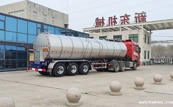 半挂鲜奶运输车