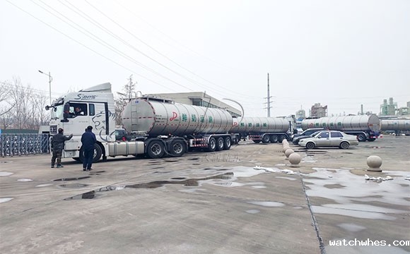 半挂鲜奶运输车