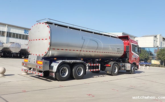 半挂鲜奶运输车