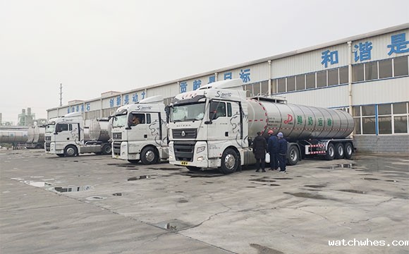 半挂鲜奶运输车