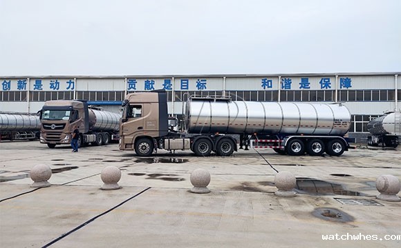 半挂拉奶罐车