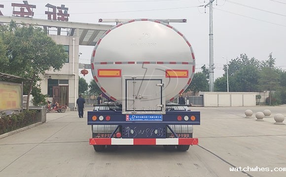 半挂运奶车
