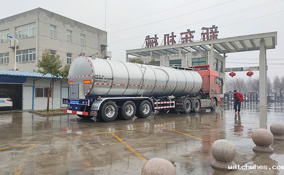 大型拉鲜奶罐车