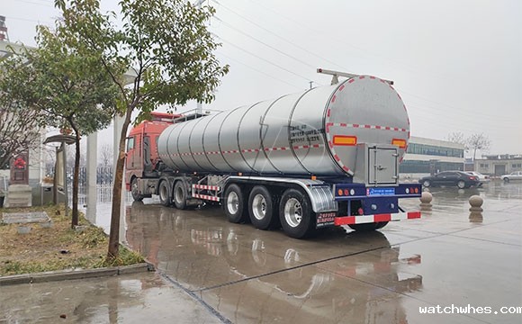 大型拉鲜奶罐车