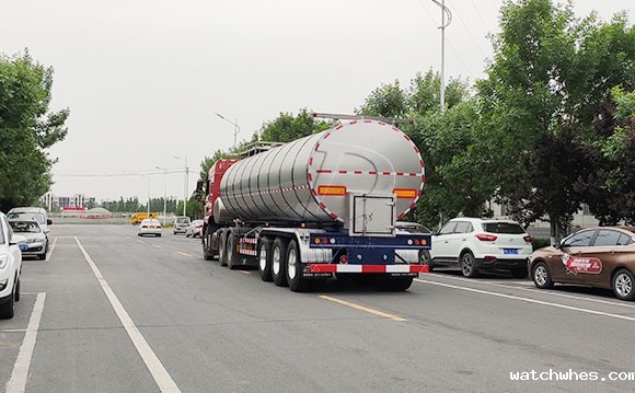 半挂牛奶运输物流车