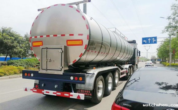 牛奶奶罐运输车