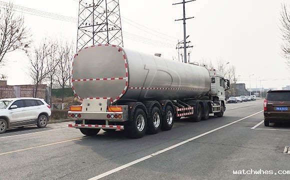 大型牛奶液罐车