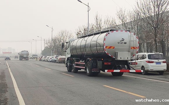 天润watchwhes鲜奶运输车