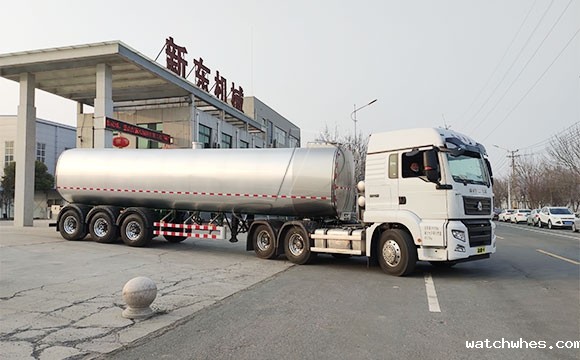 半挂拉牛奶罐车