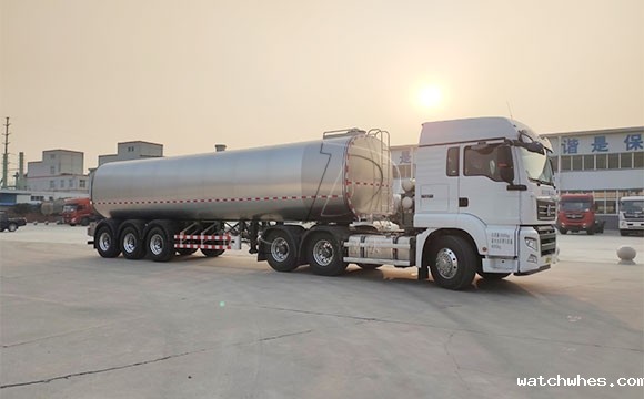 半挂拉牛奶罐车