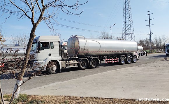 半挂罐装牛奶车
