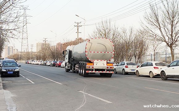 半挂罐装牛奶车
