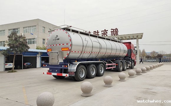 半挂牛奶车