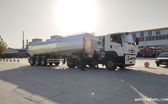 半挂拉奶罐车
