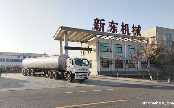 半挂拉奶罐车