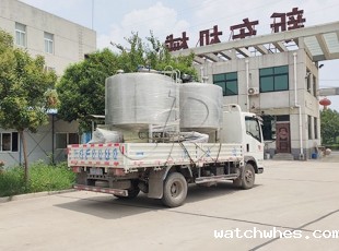 贵州客户订购的两台2吨立式果酒制冷罐按时发货