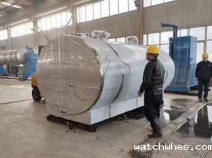 山东10吨不锈钢卧式鸭血制冷罐车间发货现场