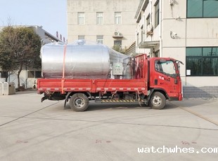 山东客户订购的6吨直冷式牛奶保鲜罐发货现场