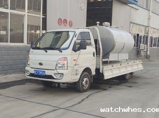 洛阳3吨不锈钢牛奶制冷罐装车发货现场