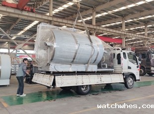 东北客户订购的6吨不锈钢牛奶制冷罐冒雨发货